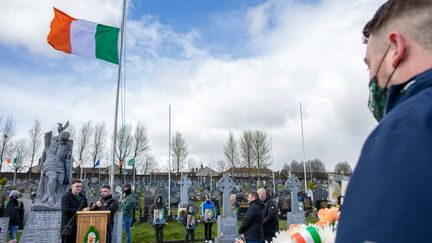 Les républicains se réunissent pour une cérémonie de dépôt de gerbes au cimetière de la ville de Derry en Irlande du Nord le 5 avril 2021, pour commémorer le soulèvement de Pâques de 1916. (Paul Faith / AFP)