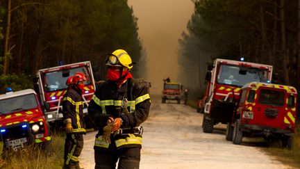 Des pompiers à Saumos (Gironde), le 13 septembre 2022. (LAURENT PERPIGNA IBAN / HANS LUCAS / AFP)