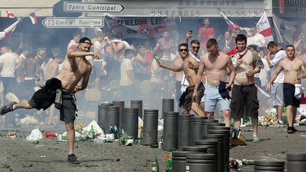 Des supporters anglais lancent des projectiles sur le Vieux Port de Marseille, le 11 juin 2016. (JEAN-PAUL PELISSIER / REUTERS)