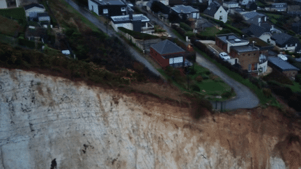 En Seine-Maritime, encore un éboulement spectaculaire d’un pan de falaise, qui confirme l’accélération de l’érosion des côtes. Tout s’est écroulé sur 40 mètres de largeur, en bord de route, tout près des maisons, ce qui inquiète de plus en plus les habitants. (FRANCE 2)