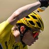 Le maillot jaune du Tour Jonas Vingegaard s'arrose sur l'étape entre Saint-Léonard-de-Noblat et le puy de Dôme, le 9 juillet 2023. (MARCO BERTORELLO / AFP)