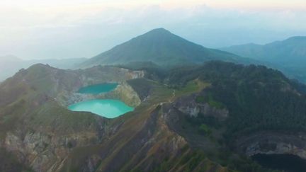 Le volcan&nbsp;Kelimutu&nbsp;est&nbsp;située&nbsp;dans une île indonésienne à l'allure&nbsp;paradisiaque.&nbsp;Les autorités indonésiennes le considèrent comme dangereux, mais ses lacs aux couleurs changeantes attirent pourtant les curieux. (FRANCE 2)