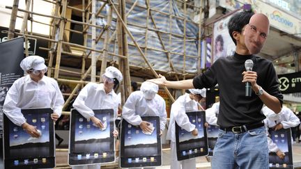 Des manifestants protestent contre les m&eacute;thodes de travail en vigueur chez Foxconn, un des sous-traitants d'Apple, le 7 mai 2011 &agrave; Hong Kong. (ANTONY DICKSON / AFP)