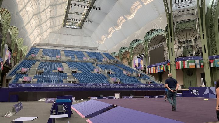 Le Grand Palais en pleine transformation, le 19 août 2024, pour accueillir les épreuves de parataekwondo et d'escrime fauteuil lors des Jeux paralympiques de Paris. (Clément Mariotti Pons / Franceinfo: sport)