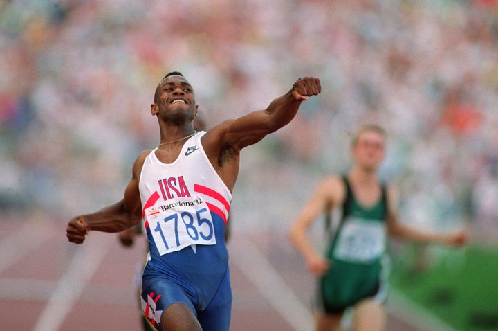 L'Américain Kevin Young bat le record du monde du 400 m haies.  (ERIC FEFERBERG / AFP)