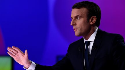 Le candidat du mouvement En marche ! sur le plateau de France 2, le 20 avril 2017. (MARTIN BUREAU / AFP)