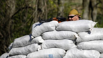 Un soldat ukrainien au checkpoint du village de Malinivka, &agrave; l'est de Sloviansk, ville s&eacute;paratiste pro-russe, le 24 avril 2014.&nbsp; ( MARKO DJURICA / REUTERS)