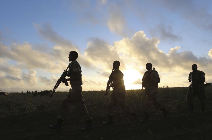 Militaires somaliens arrivant à l'aube dans la ville de Barawe, port du sud-est de la Somalie, le 4 octobre 2014. (FEISAL OMAR / X02643)