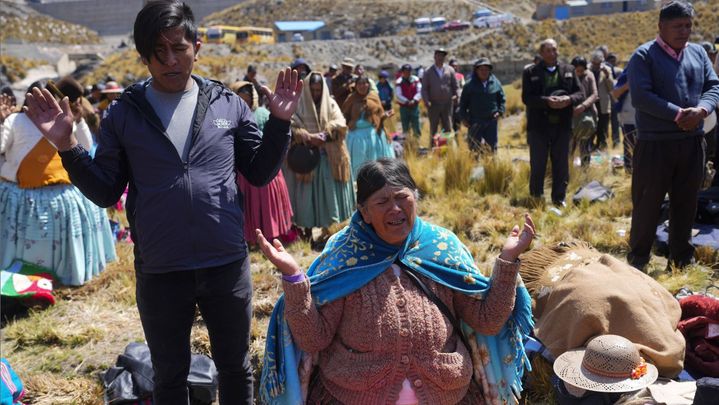 Des membres d'une église méthodiste prient pour que la pluie vienne mettre fin à la sécheresse qui frappe la Bolivie, à Incachaca, près de la capitale, La Paz, le 6 octobre 2023. (JUAN KARITA / AP / SIPA)