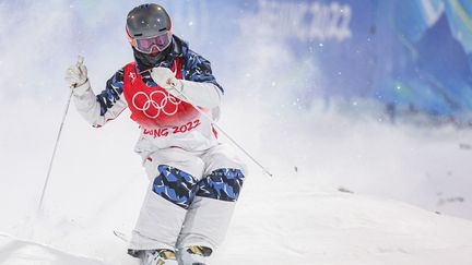 Benjamin Cavet lors des qualifications pour la finale du ski de bosses à Zhangjiakou, le 3 février (WU ZHUANG / XINHUA)