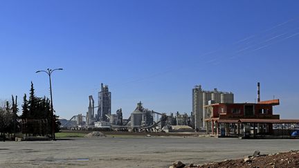 Le site syrien de l'entreprise Lafarge, en février 2018.&nbsp; (DELIL SOULEIMAN / AFP)