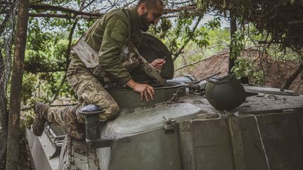 Un soldat ukrainien sur un char près de la ligne de front de Bakhmout, le 28 juin 2023, en Ukraine. (Ercin Erturk / ANADOLU AGENCY / AFP)