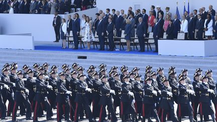 Les polytechniciens défilent devant Emmanuel Macron, président de la France, Donald Trump, président des Etats-Unis et leurs épouses à Paris le 14 juillet 2017. (SAUL LOEB / AFP)