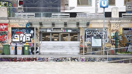 Une ligne du métro de Vienne, la capitale autrichienne, a été partiellement fermée le 15 septembre 2024, le réseau étant menacé par la crue de la rivière Vienne et du canal du Danube. (TOBIAS STEINMAURER / APA / AFP)