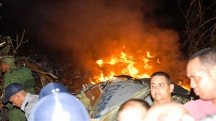 La carcasse en feu de l'avion de la compagnie cubaine AeroCaribben, le 5 novembre 2010 (AFP/ HO / ESCAMBRAY NEWSPAPER)