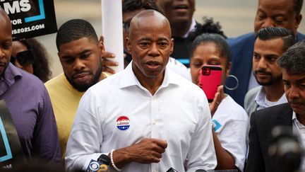 Le candidat à la mairie de New-York Eric Adams parle à la presse après avoir voté pour la primaire des élections municipales new-yorkaises dans le bureau de vote de Brooklyn le 22 juin 2021. (TAYFUN COSKUN / ANADOLU AGENCY)