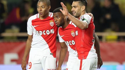 Les attaquants monégasques, Kylian Mbappé, Thomas Lemar et Falcao heureux après leur large victoire sur Bastia. (VALERY HACHE / AFP)