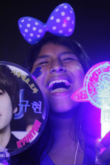 Une fan du groupe de K-pop Super Junior crie en attendant le début d'un&nbsp;concert à Lima (Pérou), le 27 avril 2013. (ENRIQUE CASTRO-MENDIVIL / REUTERS)