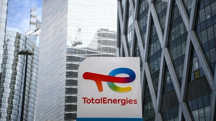 TotalEnergies, à la Défense à Paris, le 28 mai 2021.&nbsp; (CHRISTOPHE ARCHAMBAULT / AFP)