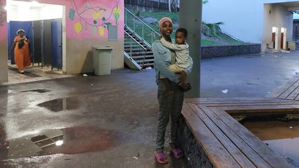 Une jeune Mahoraise et son petit frère accueillis au collège Majicavo, à Mayotte, le 28 décembre 2024. (AGATHE MAHUET / FRANCEINFO / RADIO FRANCE)