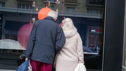 Un couple de séniors devant une vitrine. (BRUNO LEVESQUE / MAXPPP)