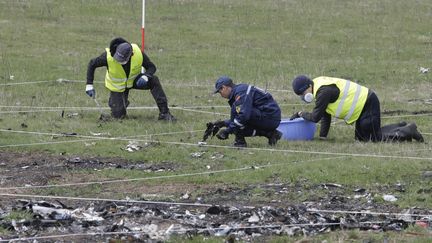 Les experts n&eacute;erlandais ont repris leurs recherches sur le site du crash du MH17, jeudi 16 avril 2015, dans l'Est de l'Ukraine.&nbsp; (ALEXANDER ERMOCHENKO / ANADOLU AGENCY / AFP)