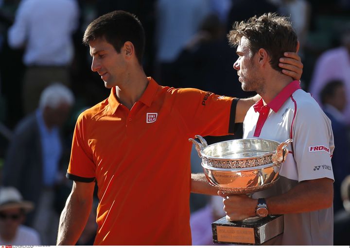 Novak Djokovic félicite Stanislas Wawrinka après sa victoire à Roland-Garros, le 7 juin 2015. (FRANCOIS MORI/AP/SIPA / AP)