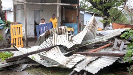 Certains b&acirc;timents ont &eacute;t&eacute; souffl&eacute;s par le cyclone&nbsp;Bejisa, comme ici &agrave; Saint-Pierre (R&eacute;union), le 3 janvier 2014. (RICHARD BOUHET / AFP)