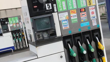 &nbsp;Une pompe à carburants dans un hypermarché à Franconville (Val-d'Oise). Photo d'illustration. (STÉPHANIE BERLU / FRANCE-INFO / RADIO FRANCE)