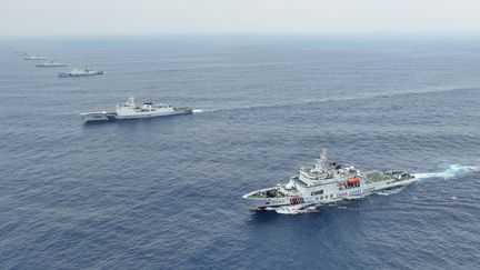 Vue aérienne d'un exercice militaire chinois, en mer de Chine méridionale, près du récif de Scarborough, revendiqué par les Philippines, le 18 mai 2024. (WANG YUGUO / XINHUA / AFP)