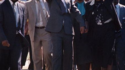 Nelson Mandela avec sa femme Winnie, le 11 février 1990 (AFP)