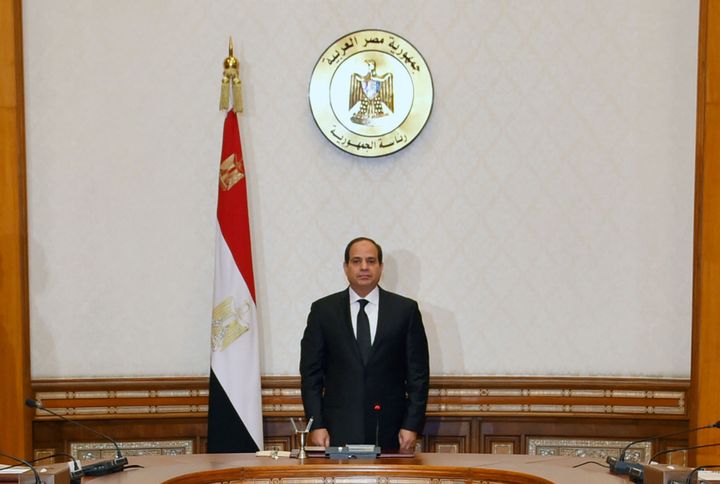 Le président égyptien&nbsp;Abdel Fattah al-Sissi observe une minute de silence en mémoire des victimes des deux attentats commis contre des églises coptes, dimanche 9 avril 2017, à l'occasion d'une réunion avec les forces de sécurité. (? HANDOUT . / REUTERS / X80001)