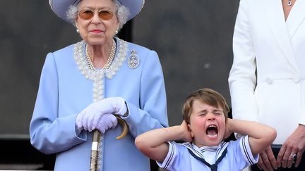 Le prince Louis se bouche les oreilles lors du défilé aérien de la parade "Trooping the colour" à Londres, le 2 juin 2022. (DANIEL LEAL / AFP)