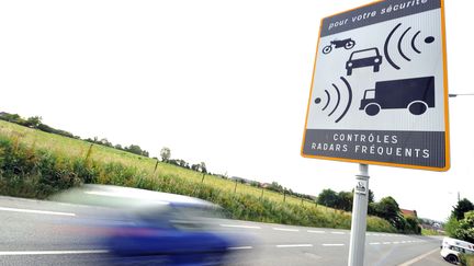 Une voiture passant devant un radar sur une route limitée à 90 km/h. (PHILIPPE HUGUEN / AFP)