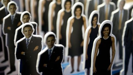 Des silhouettes en carton du pr&eacute;sident am&eacute;ricain Barack Obama et son &eacute;pouse Michelle sont vendues lors de la convention nationale des d&eacute;mocrates &agrave; Charlotte (Caroline du Nord), le 3 septembre 2012. (BRENDAN SMIALOWSKI / AFP)