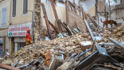 Les recherches se poursuivent dans les décombres, au lendemain de l'effondrement des immeubles à Marseille. (AFP PHOTO / BMPM/SM / LOIC AEDO)