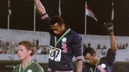 Les poings levés de Tommie Smith et John Carlos, lors des Jeux de Mexico en 1968. (INA / franceinfo: sport)