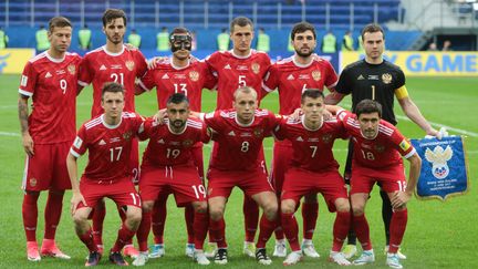 L'équipe nationale de football de Russie avant un match de la Coupe des confédérations contre la Nouvelle-Zélande, à Saint-Pétersbourg le 17 juin 2017. (IGOR RUSSAK / AFP)