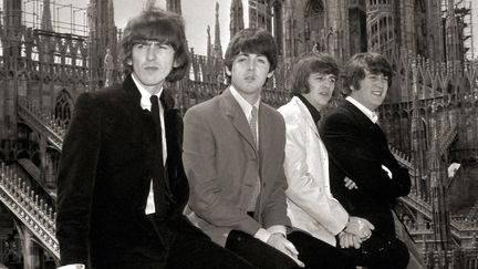 Les Beatles George, Paul, Ringo et John, le 24 juin 1965 sur le toit du Dôme de Milan.
 (Leemage / AFP)