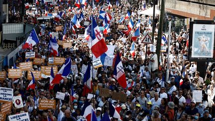 Une manifestation anti-pass sanitaire à&nbsp;Paris, le 14 août 2021. (SAMEER AL-DOUMY / AFP)