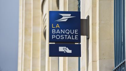 Une agence de la Banque postale, en avril 2018. (JEAN-LUC FLEMAL / BELGA MAG / AFP)