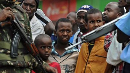 A Nairobi, la capitale du Kenya, la police contrôle le quartier d'Eastleigh, appelé «Little Mogadsicio». (AFP PHOTO / TONY KARUMBA)