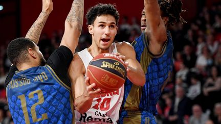 Zaccharie Risacher (au centre) du JL Bourg Basket lors d'un match contre Saint-Quentin à Bourg-en-Bresse (Ain), le 28 décembre 2023. (CATHERINE AULAZ / MAXPPP)