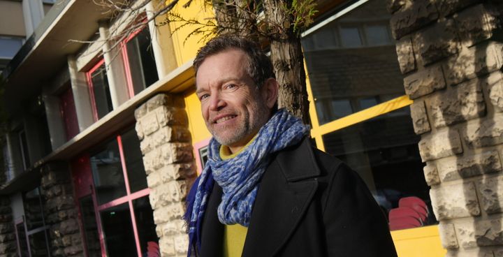 Christophe Rousset, créateur des Talens Lyriques dans la cour du Collège Balzac à Paris.
 (Lorenzo Ciavarini Azzi/Culturebox)