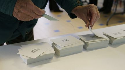 Un bureau de vote, installé pour le premier tour de la primaire de la gauche, le 22 janvier 2017. (GEOFFROY VAN DER HASSELT / AFP)