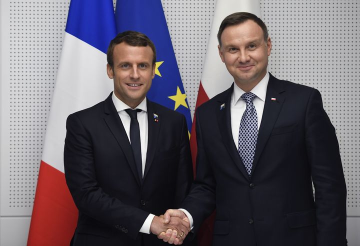 Emmanuel Macron et Andrzej Duda échangent une poignée de main, le 25 mai 2017, en marge d'un sommet de l'Otan à Bruxelles (Belgique). (ERIC FEFERBERG / AFP)