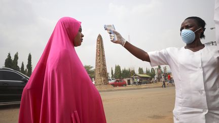 Au Nigeria, les autorités essayent de limiter la propagation du coronavirus en instaurant un contrôle de la température dans les grandes villes du pays.&nbsp; (AFOLABI SOTUNDE / X07072)