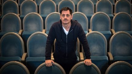 Olivier Py, Directeur du Festival d'Avignon, le 8 novembre 2019 pose dans les gradins du Théâtre Graslin à Nantes (LOIC VENANCE / AFP)