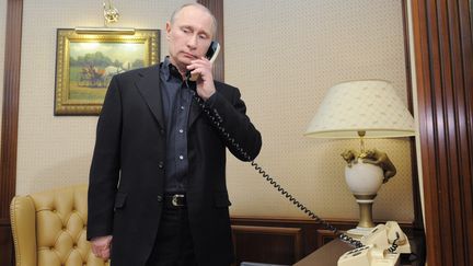 Vladimir Poutine au t&eacute;l&eacute;phone, le 4 mars 2012 &agrave; Moscou (Russie). (ALEXEY DRUZHININ / RIA NOVOSTI / AFP)