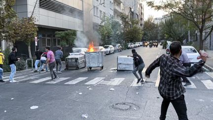 Des manifestants protestent en soutien à Mahsa Amini, à Téhéran (Iran), le 20 septembre 2022. (ANADOLU AGENCY / AFP)